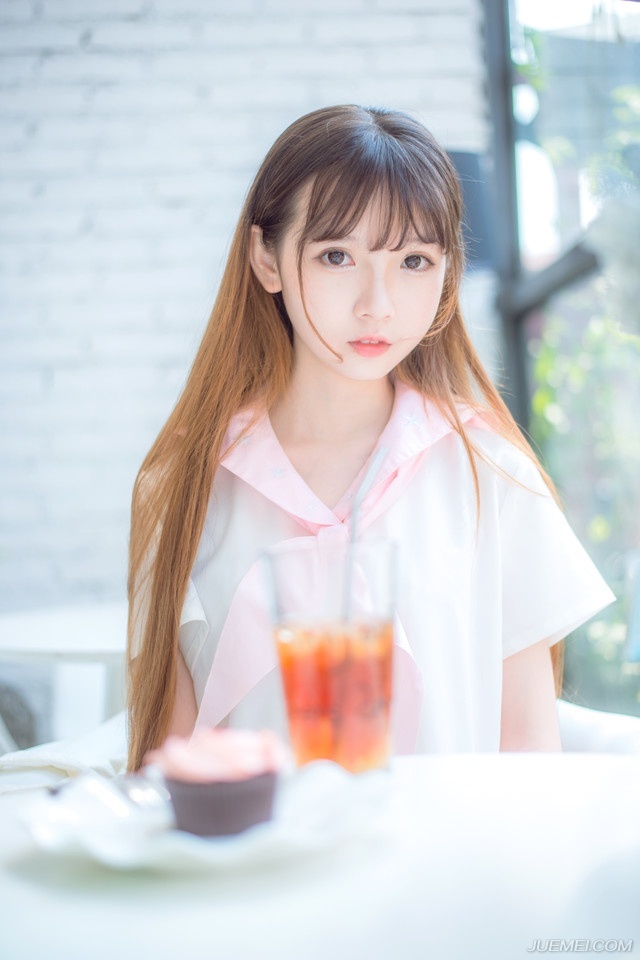 “让人进去探营，告诉他们，找到什么东西，都是他们的。”庞德皱了皱眉，挥手道，这条命令，自然是针对西域胡兵而下的。